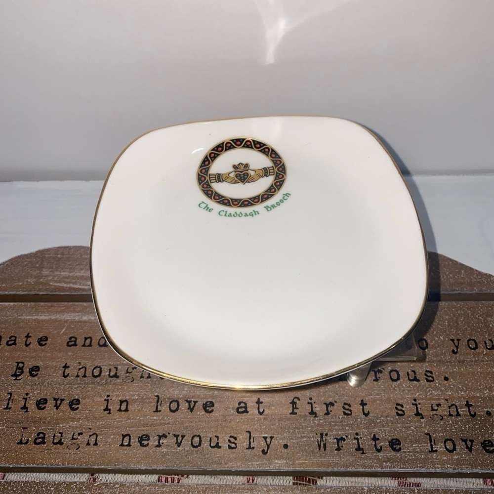 Royal‎ Tara Celtic Brooch Plate